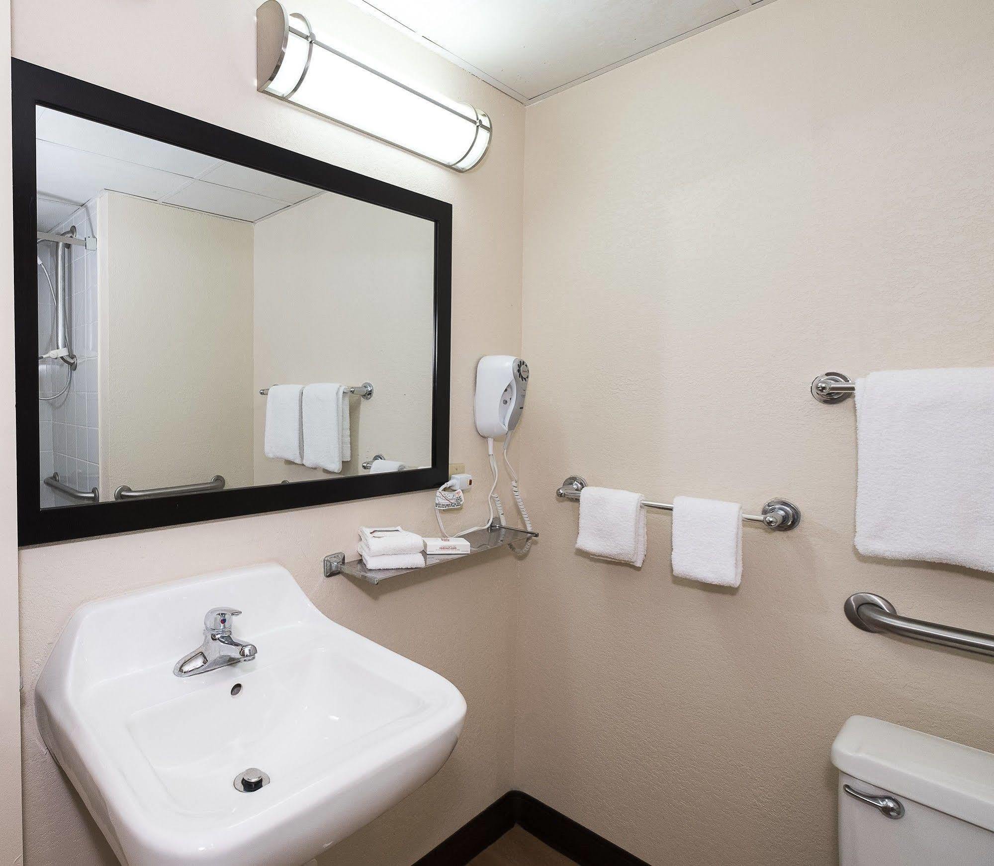 Red Roof Inn Кортленд Екстер'єр фото